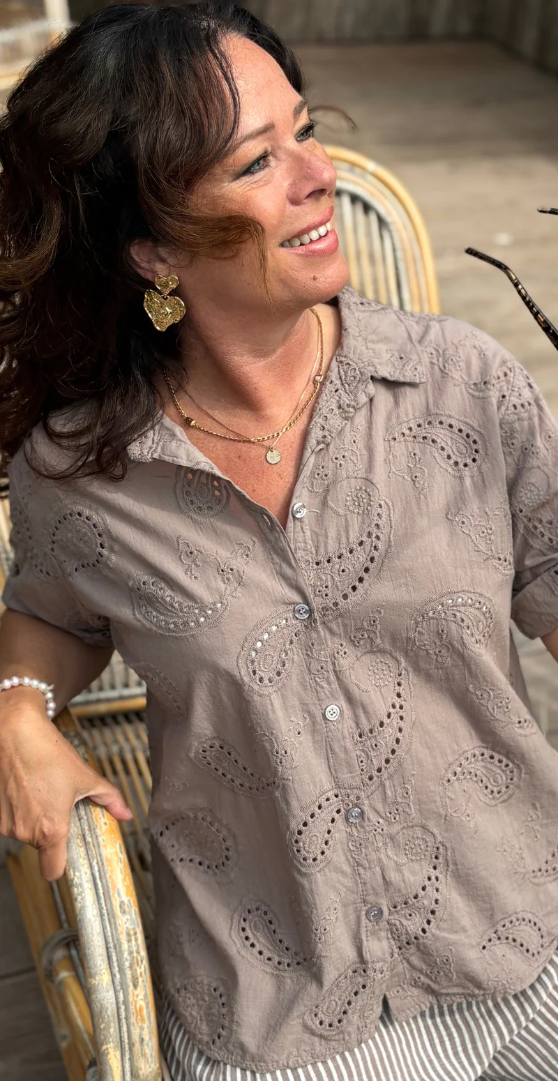 Isobel bluse med 3/4 ærmer og broderi anglaise taupe LikeLondon - Image 4