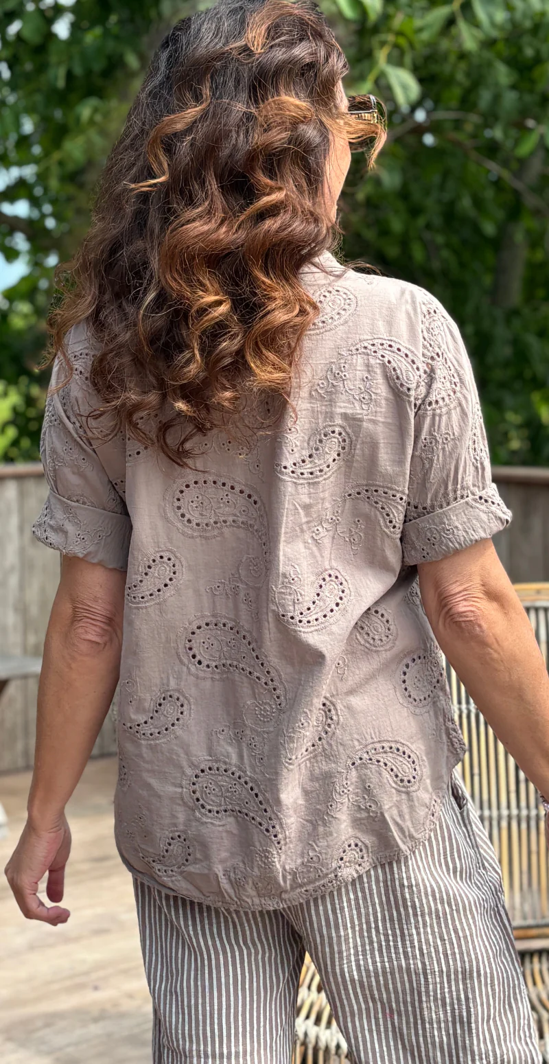 Isobel bluse med 3/4 ærmer og broderi anglaise taupe LikeLondon - Image 6
