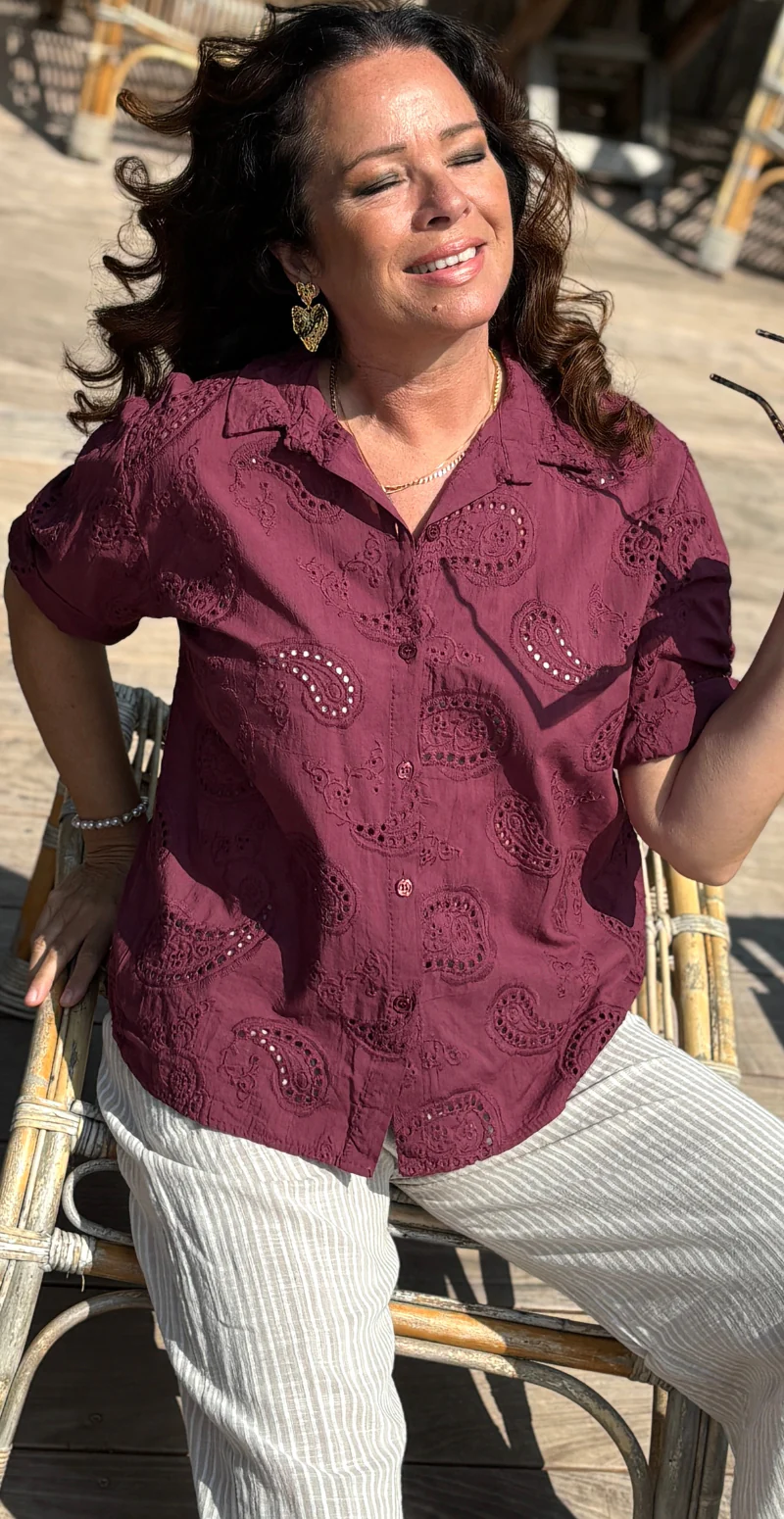 Isobel bluse med 3/4 ærmer og broderi anglaise wine LikeLondon
