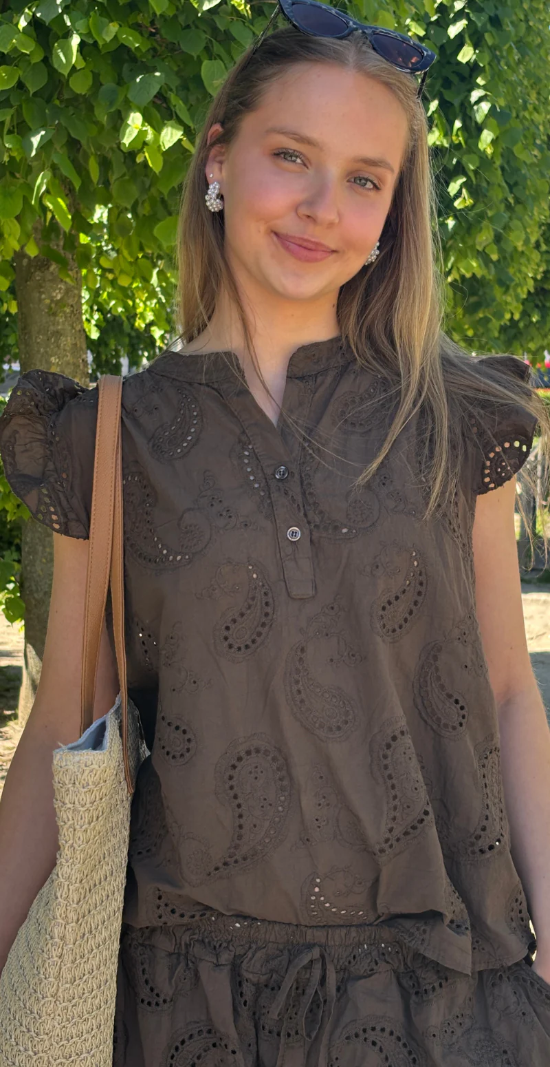 Isobel top med broderi anglaise og flæseærmer brun LikeLondon