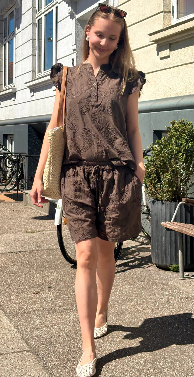 Isobel top med broderi anglaise og flæseærmer brun LikeLondon - Image 4