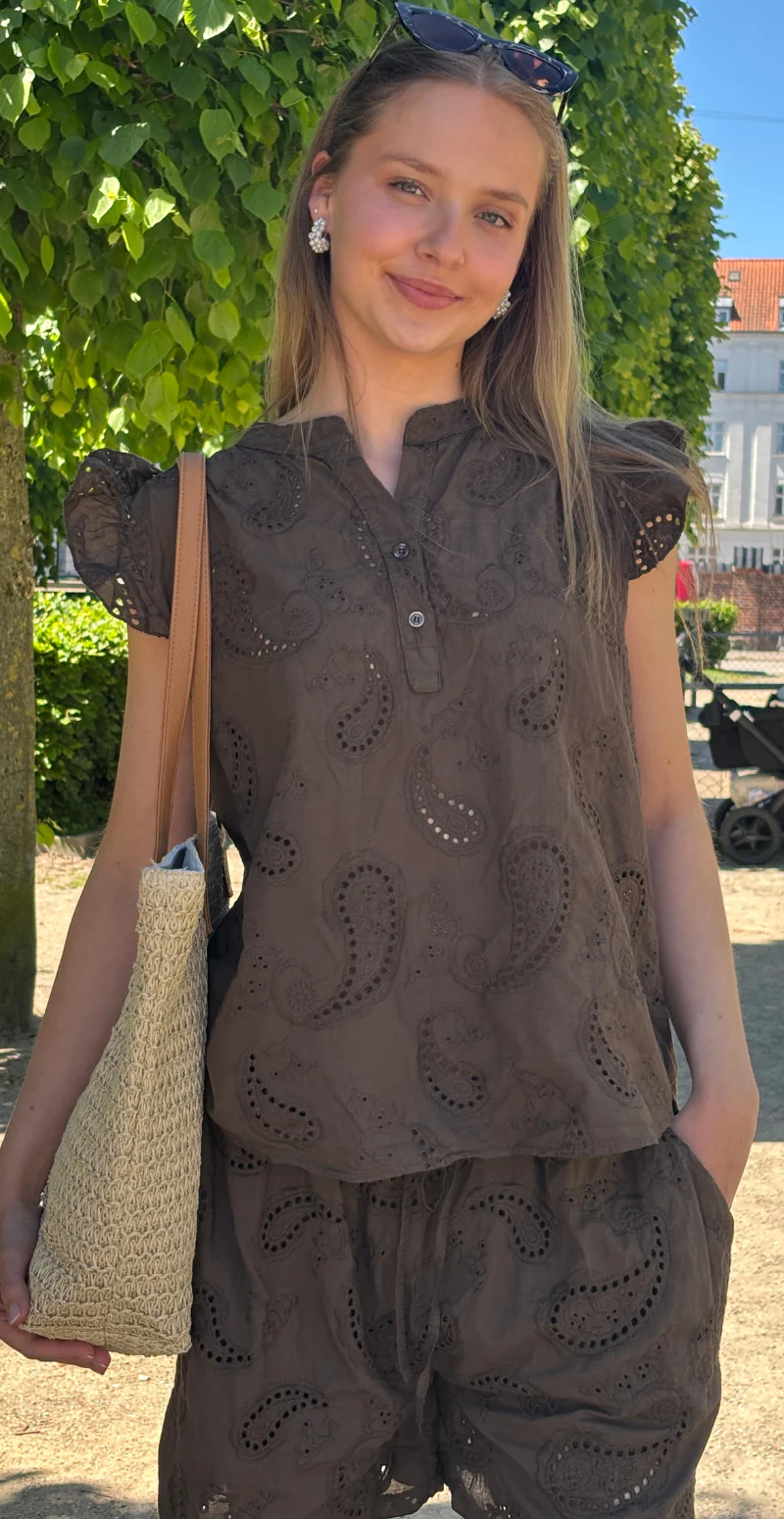 Isobel top med broderi anglaise og flæseærmer brun LikeLondon - Image 5