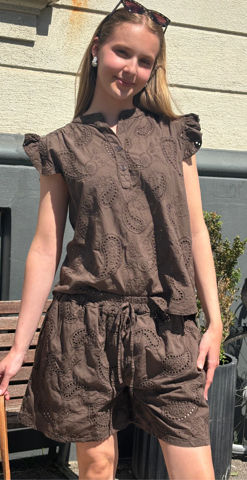 Isobel top med broderi anglaise og flæseærmer brun LikeLondon - Image 6