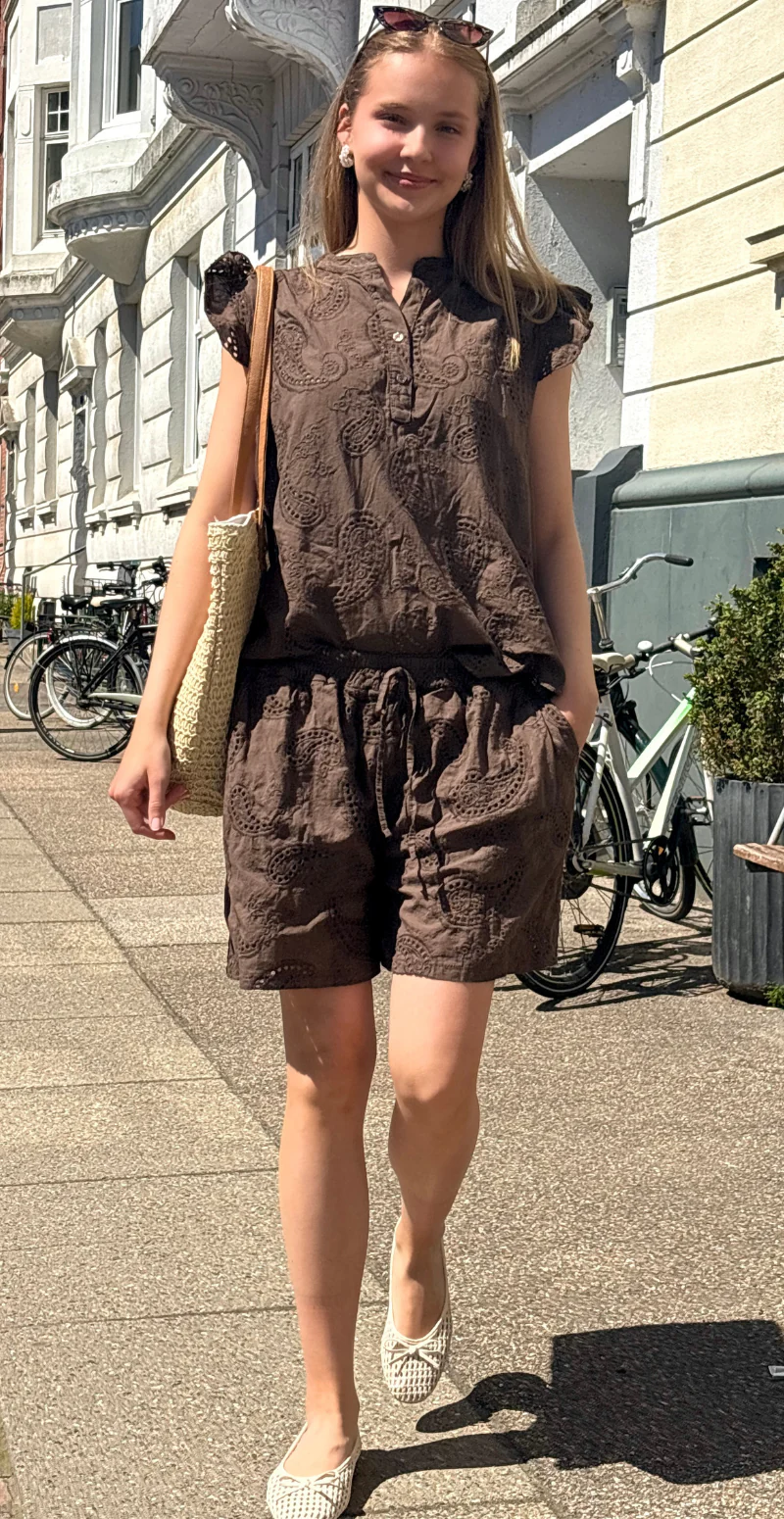 Isobel top med broderi anglaise og flæseærmer brun LikeLondon - Image 7