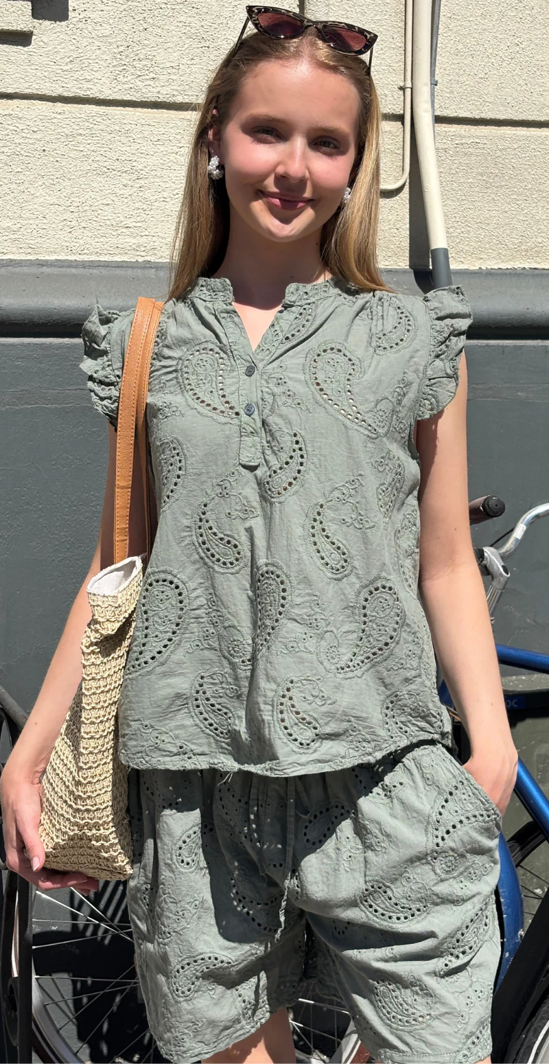 Isobel top med broderi anglaise og flæseærmer khaki LikeLondon - Image 6