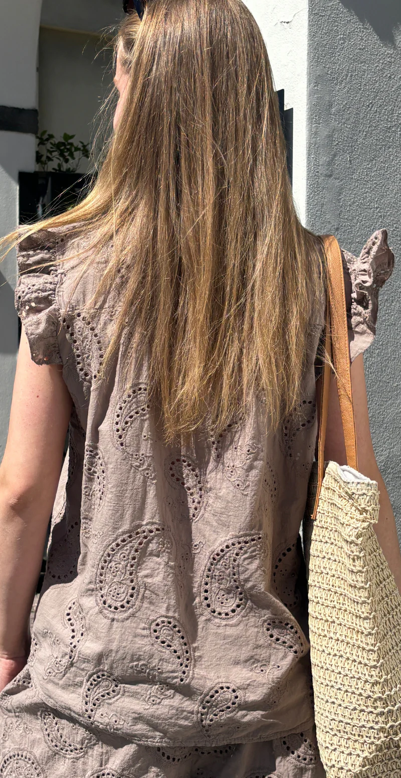 Isobel top med broderi anglaise og flæseærmer taupe LikeLondon - Image 6