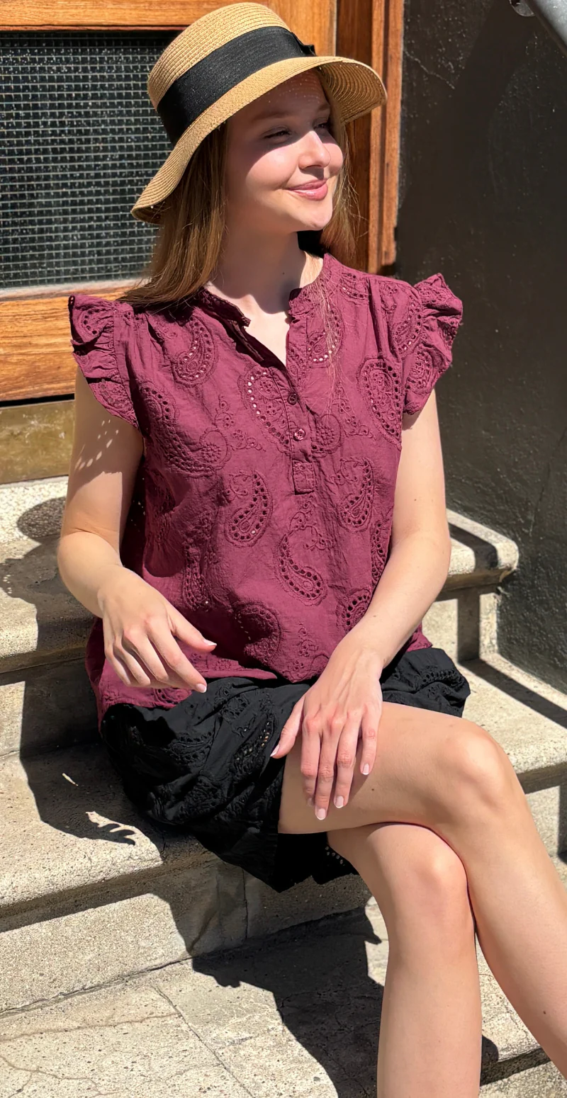 Isobel top med broderi anglaise og flæseærmer wine LikeLondon - Image 3