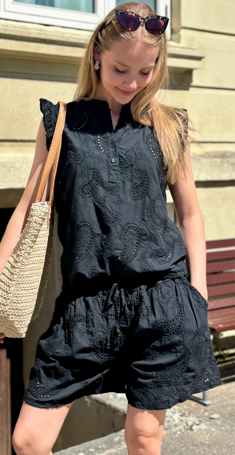 Isobel shorts med broderi anglaise og skrålommer sort LikeLondon - Image 3