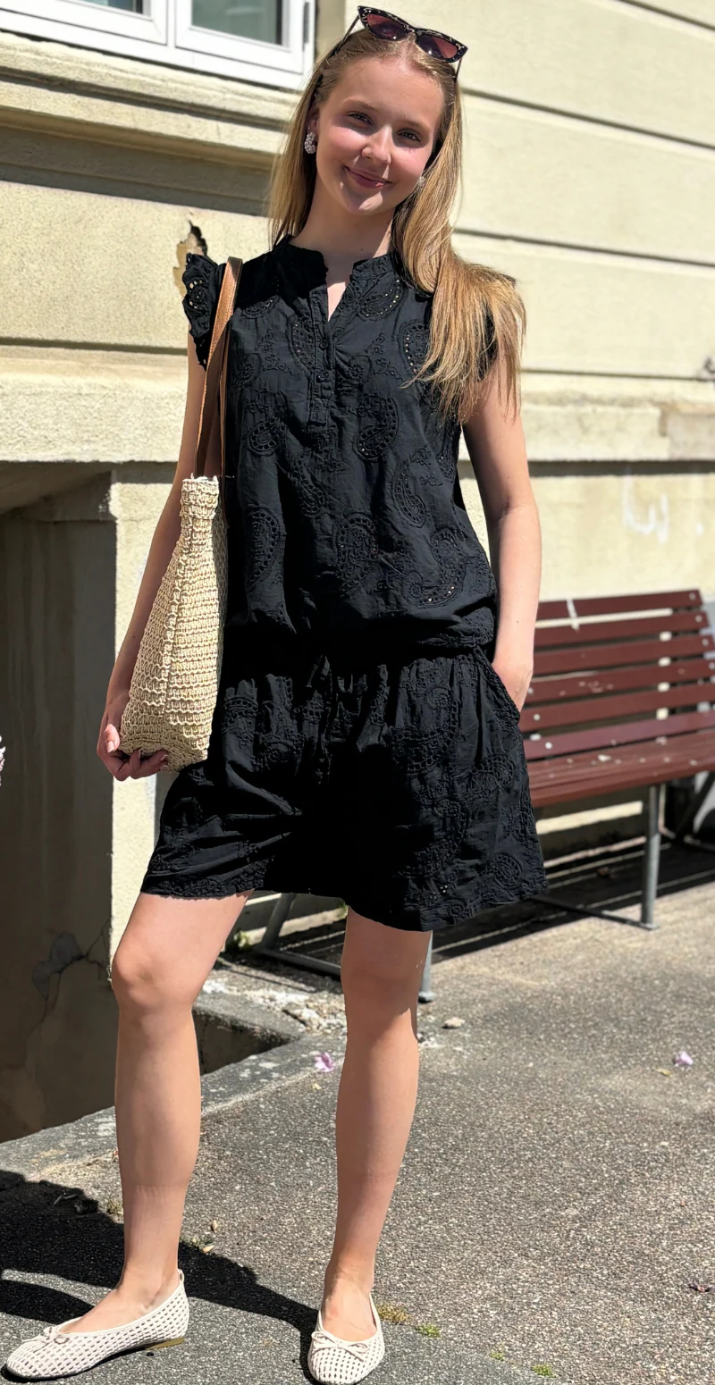 Isobel shorts med broderi anglaise og skrålommer sort LikeLondon - Image 4