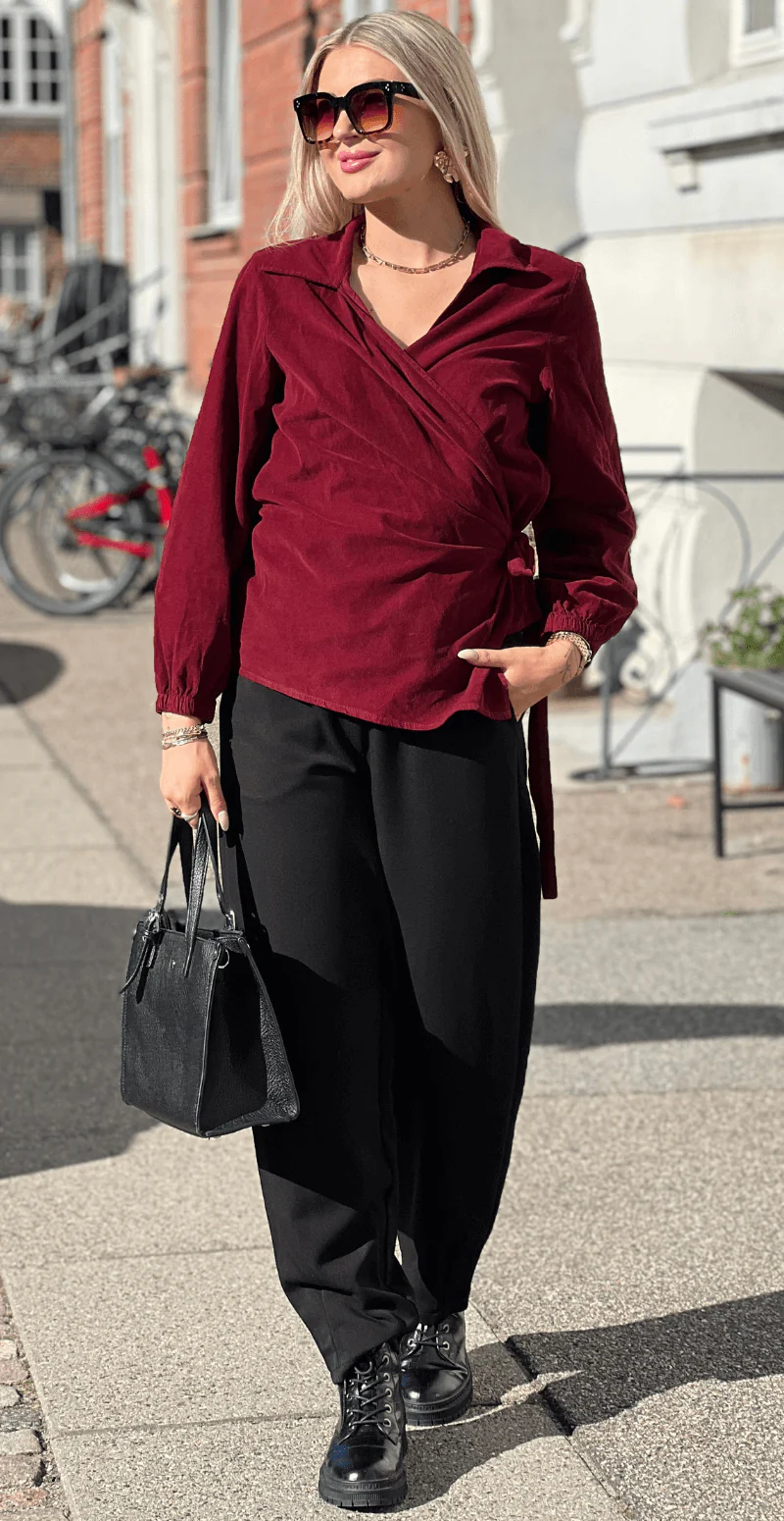 Jasmin fløjlsbluse med slå om detalje bordeaux LikeLondon - Image 3
