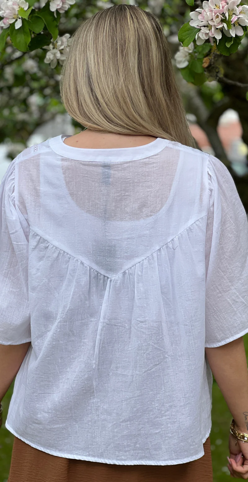 Jenny gennemknappet bluse med blonder hvid LikeLondon - Image 4
