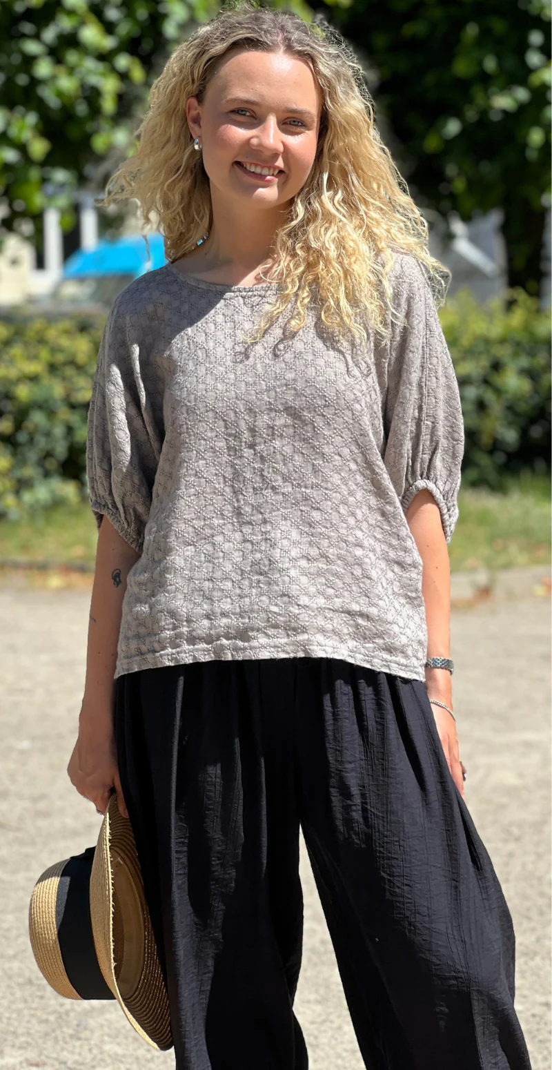 Jessica hør bluse med små broderede firkanter fango LikeLondon