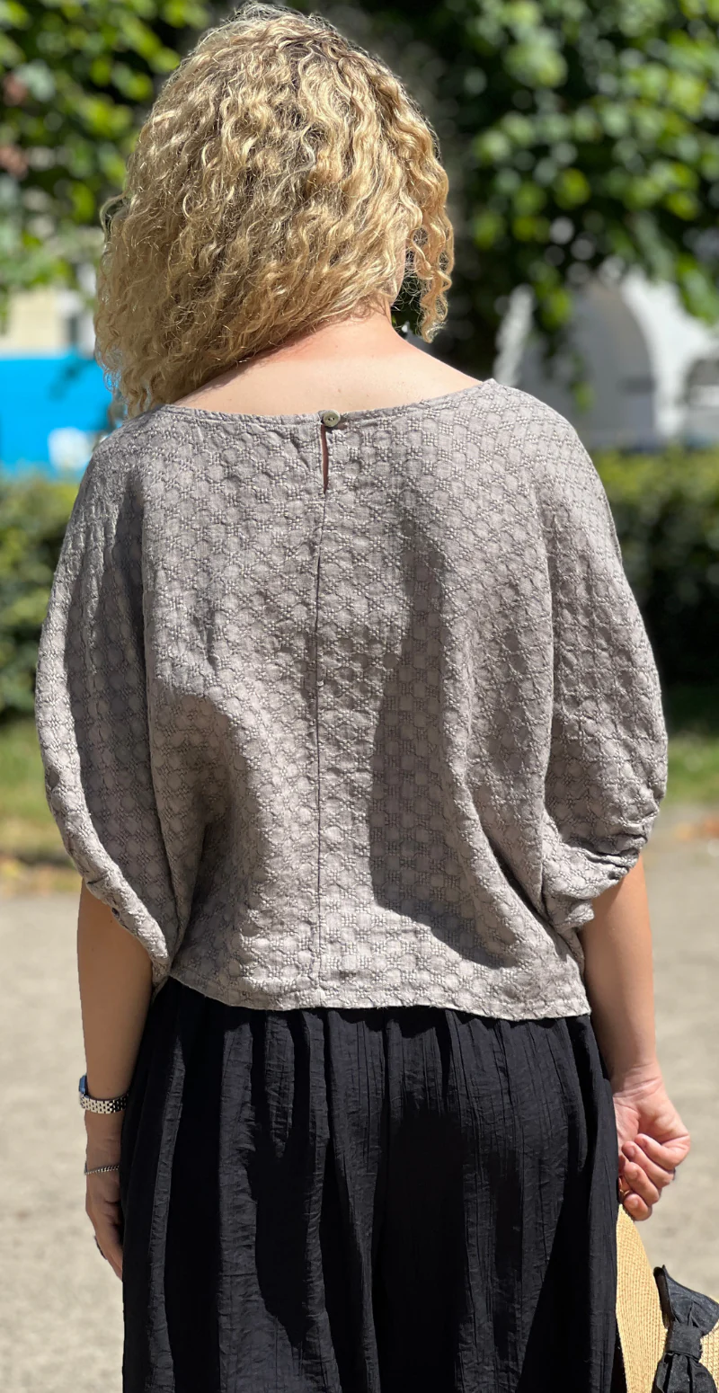 Jessica hør bluse med små broderede firkanter fango LikeLondon - Image 11