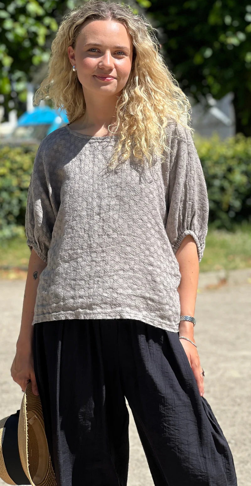 Jessica hør bluse med små broderede firkanter fango LikeLondon - Image 5