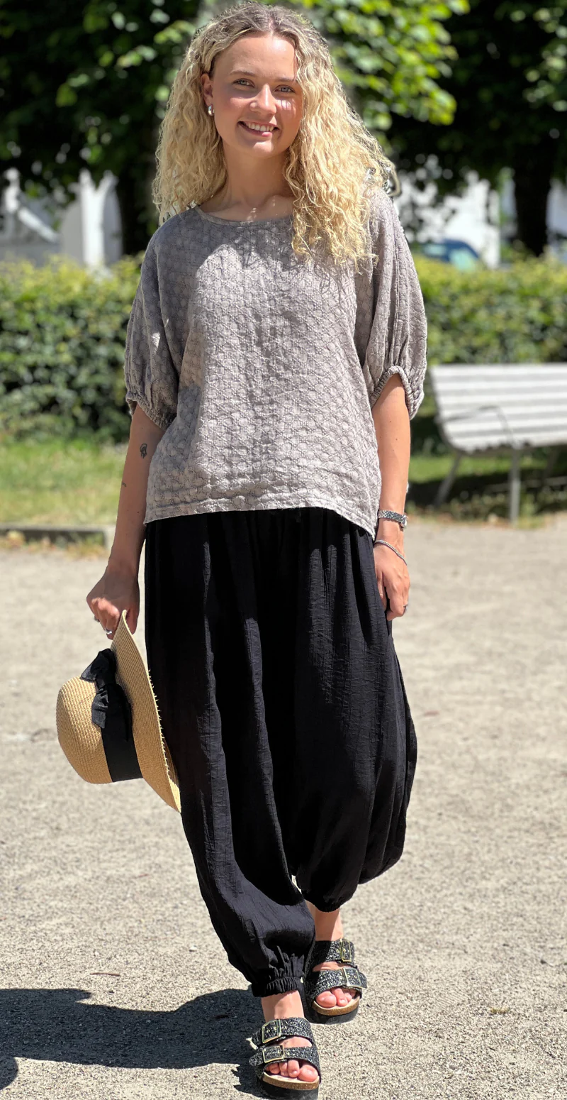 Jessica hør bluse med små broderede firkanter fango LikeLondon - Image 7