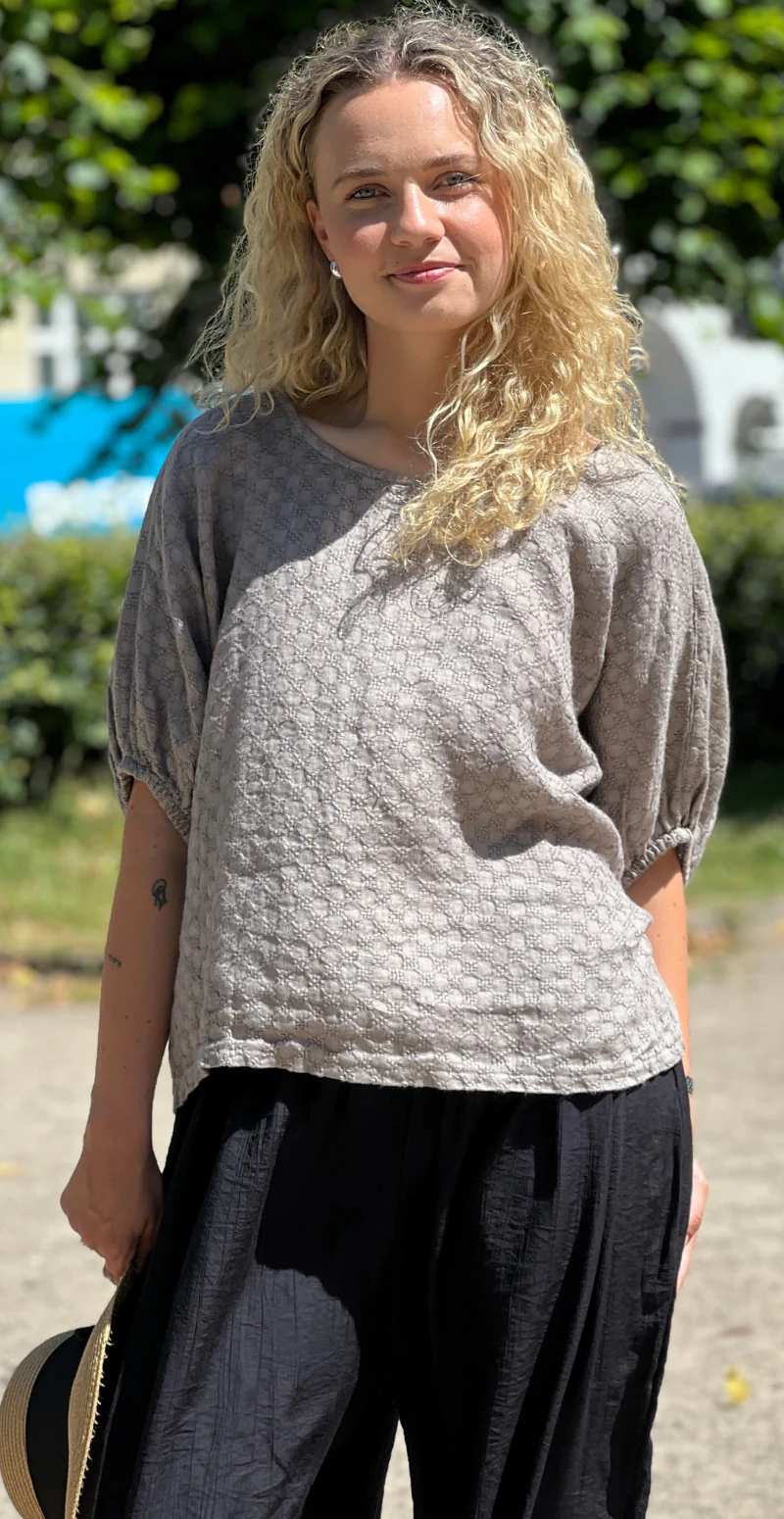 Jessica hør bluse med små broderede firkanter fango LikeLondon - Image 8