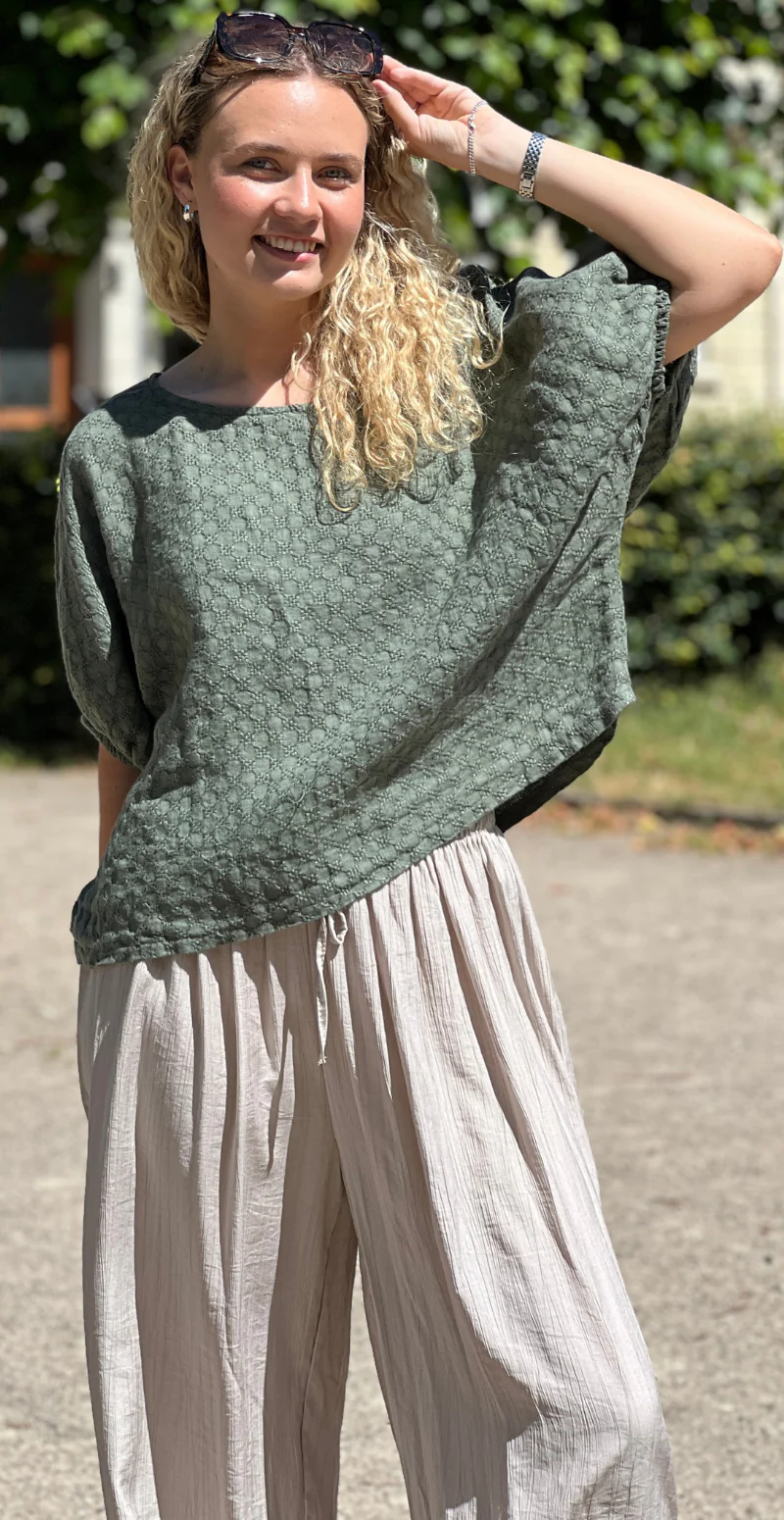 Jessica hør bluse med små broderede firkanter khaki LikeLondon
