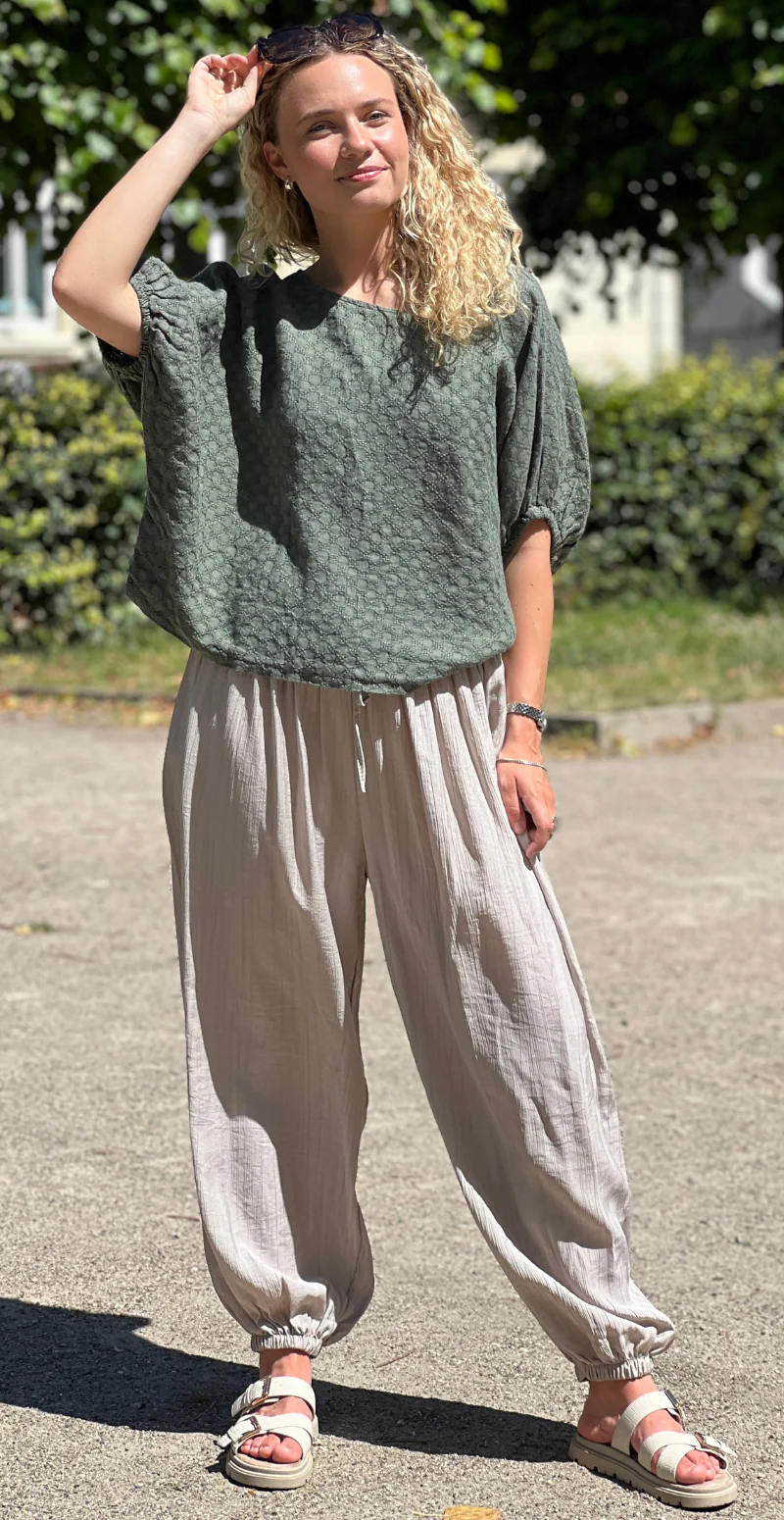 Jessica hør bluse med små broderede firkanter khaki LikeLondon - Image 2