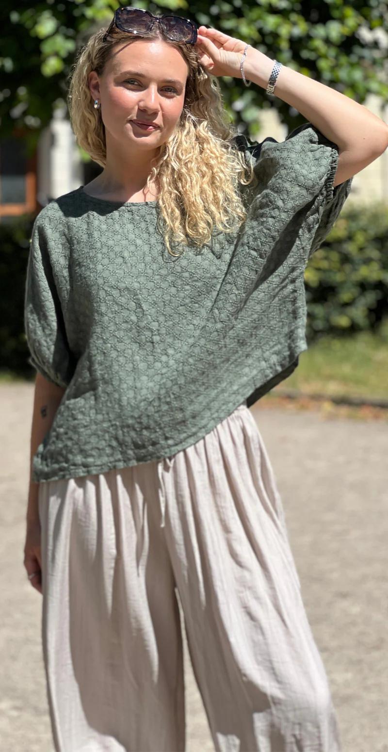 Jessica hør bluse med små broderede firkanter khaki LikeLondon - Image 3