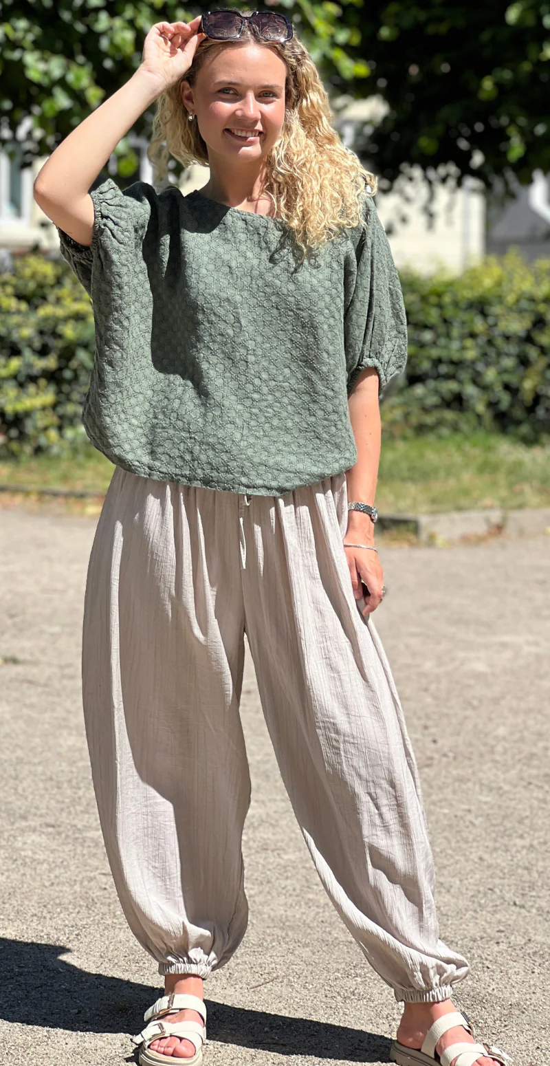 Jessica hør bluse med små broderede firkanter khaki LikeLondon - Image 4