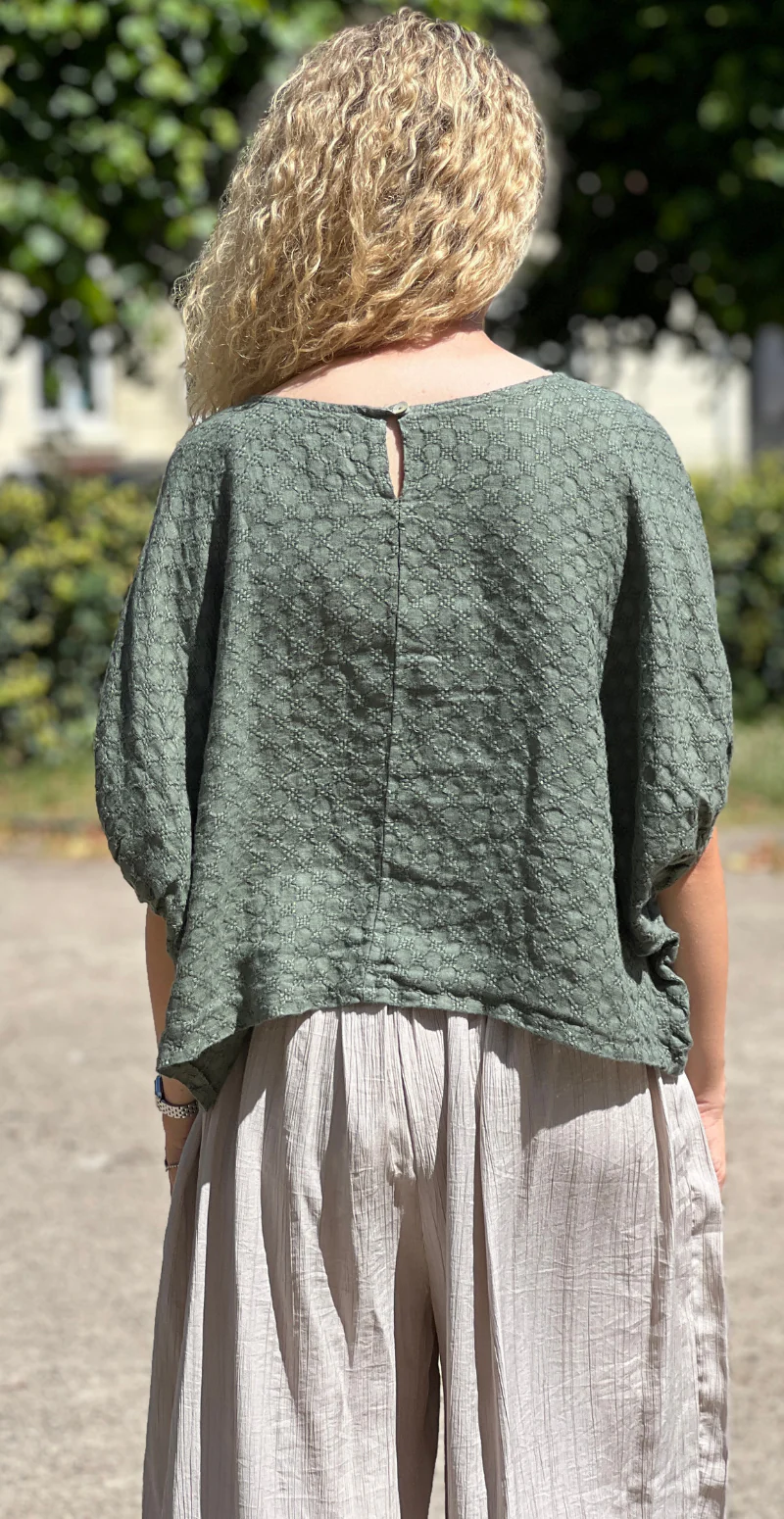 Jessica hør bluse med små broderede firkanter khaki LikeLondon - Image 5