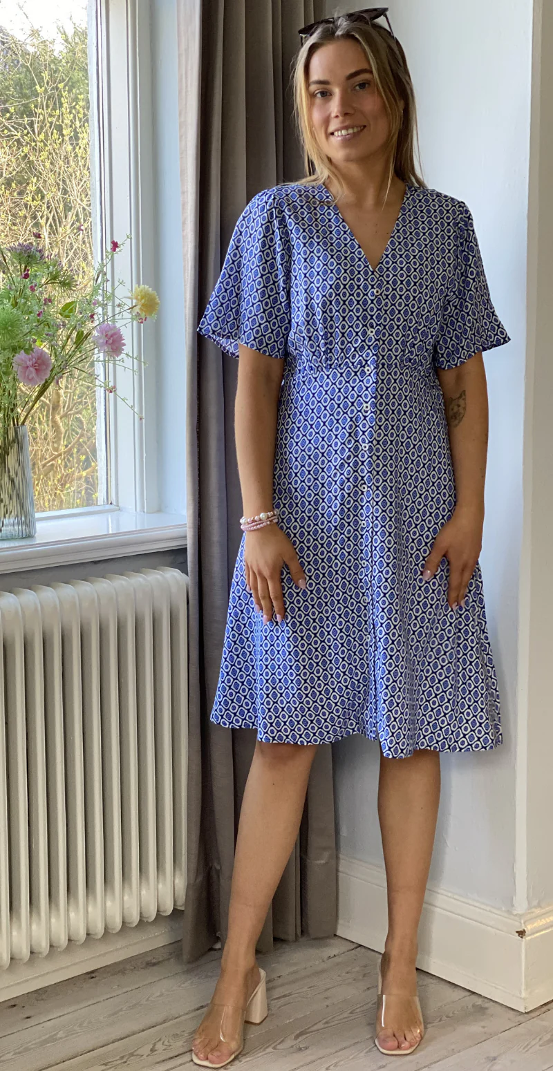 Joella kort kjole med v-hals medieval blue medallion B.young - Image 4