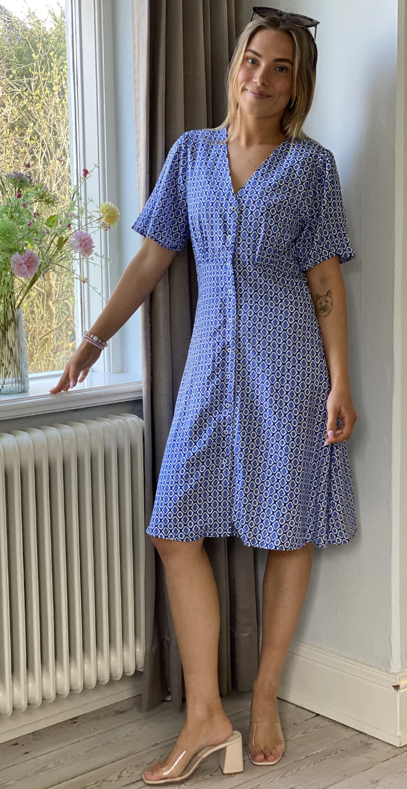 Joella kort kjole med v-hals medieval blue medallion B.young - Image 6