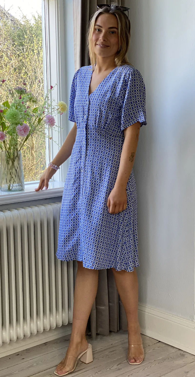 Joella kort kjole med v-hals medieval blue medallion B.young - Image 7