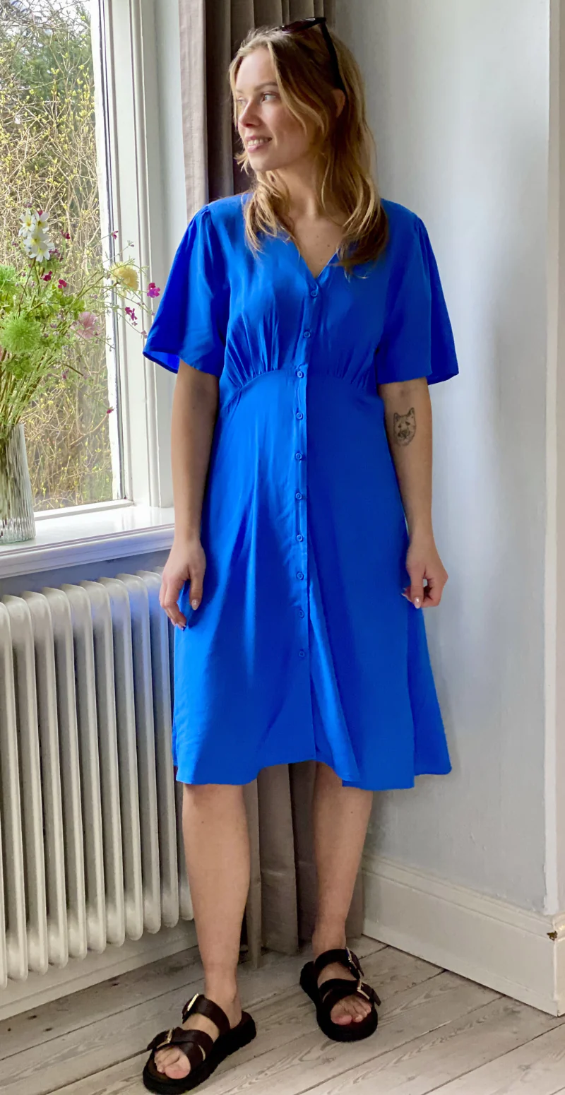 Joella kort kjole med v-hals nebulas blue B.young - Image 2