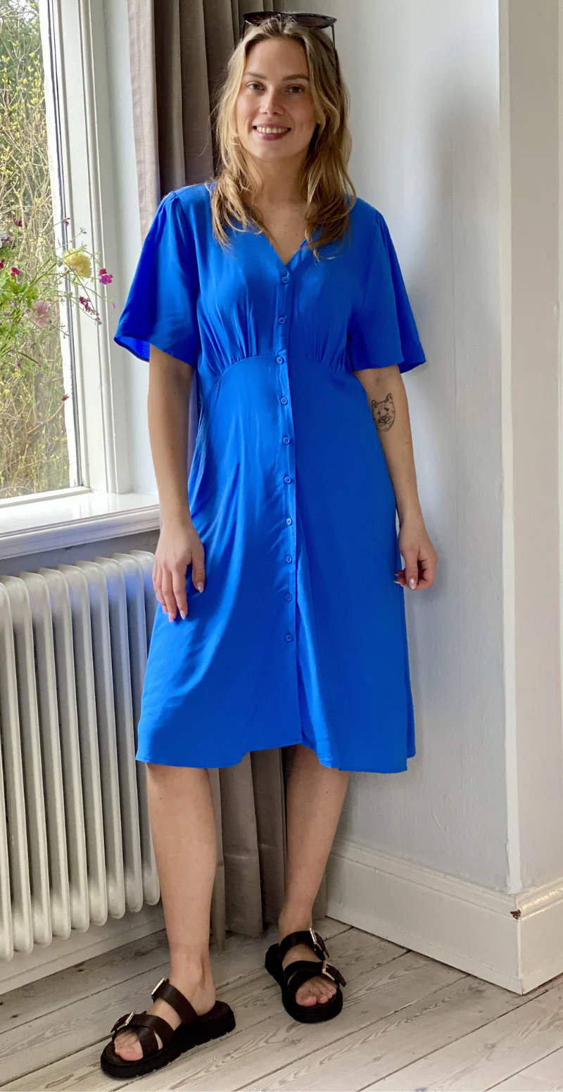Joella kort kjole med v-hals nebulas blue B.young - Image 3