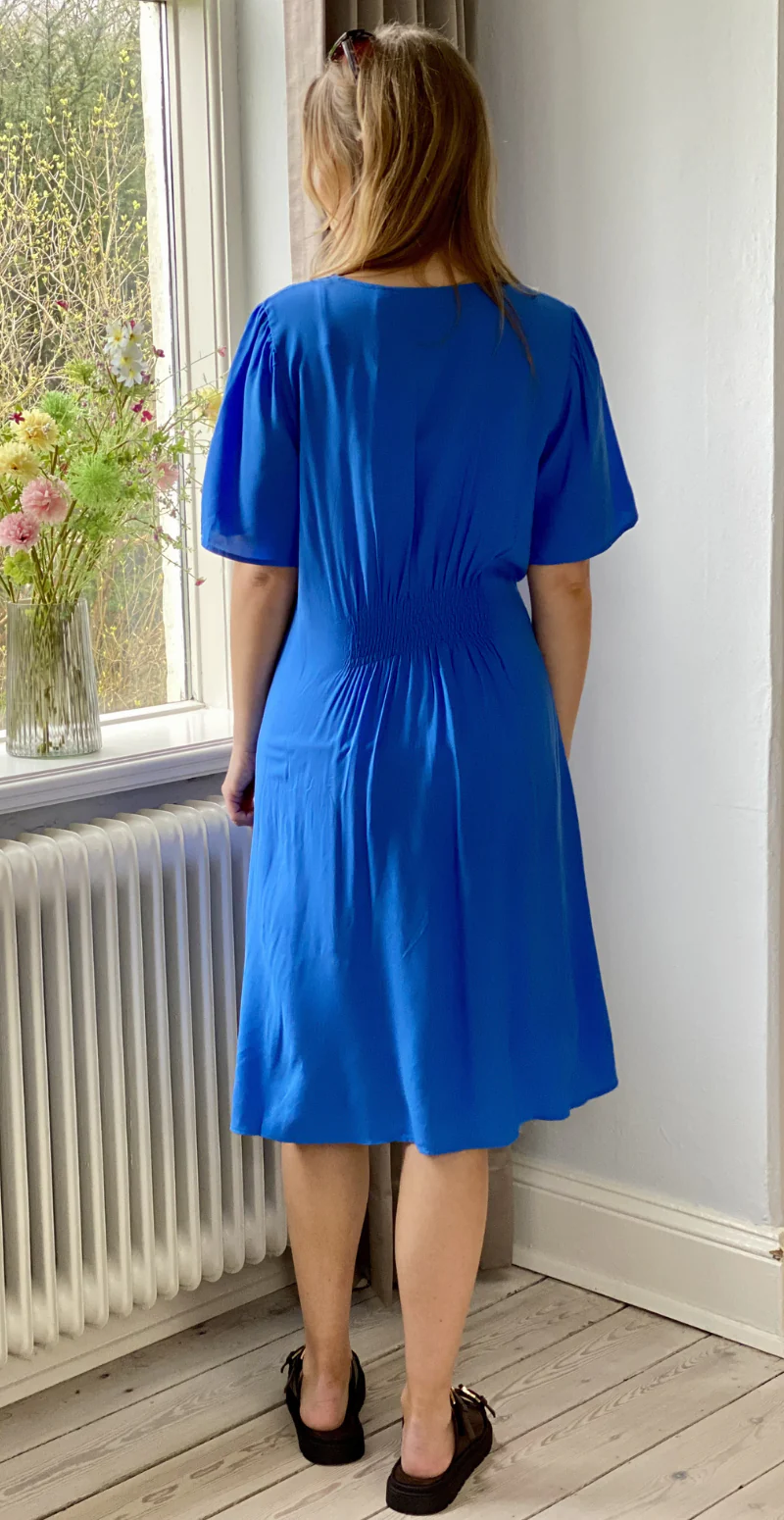 Joella kort kjole med v-hals nebulas blue B.young - Image 4