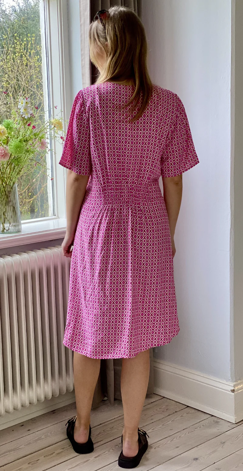 Joella kort kjole med v-hals raspberry rose medallion B.young - Image 3