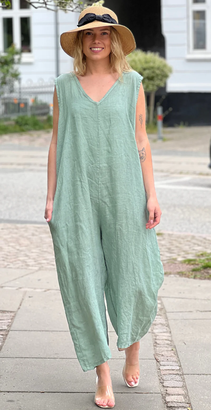 Juliane jumpsuit i hør med v-udskæring khaki LikeLondon - Image 3