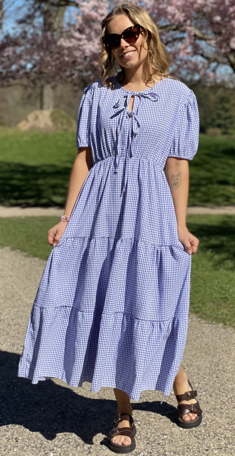 Karla småternet lang kjole med peplum og bindebånd denim LikeLondon - Image 2