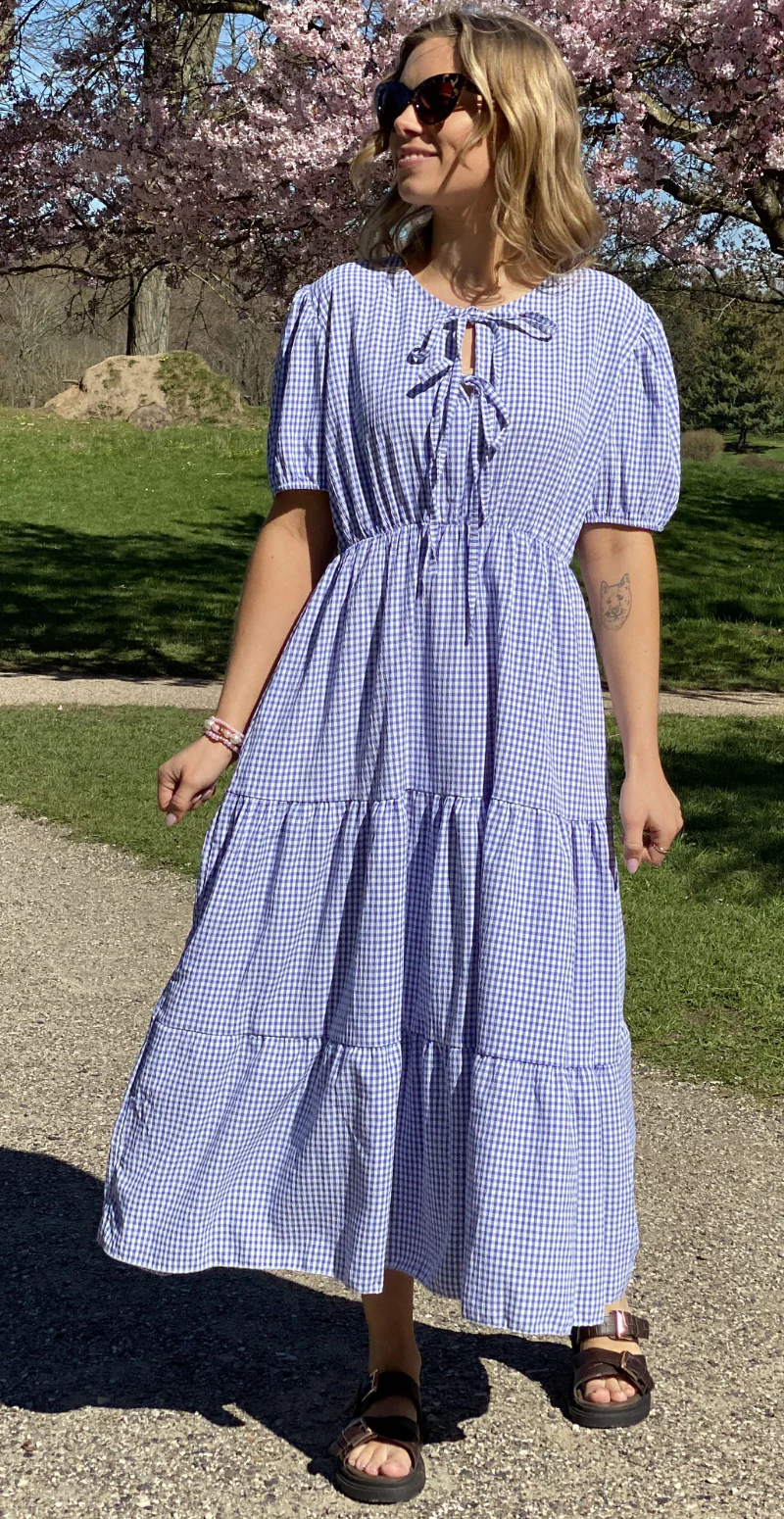 Karla småternet lang kjole med peplum og bindebånd denim LikeLondon - Image 3