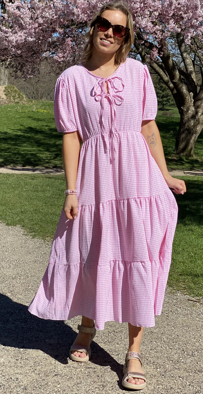 Karla småternet lang kjole med peplum og bindebånd rosa LikeLondon - Image 2