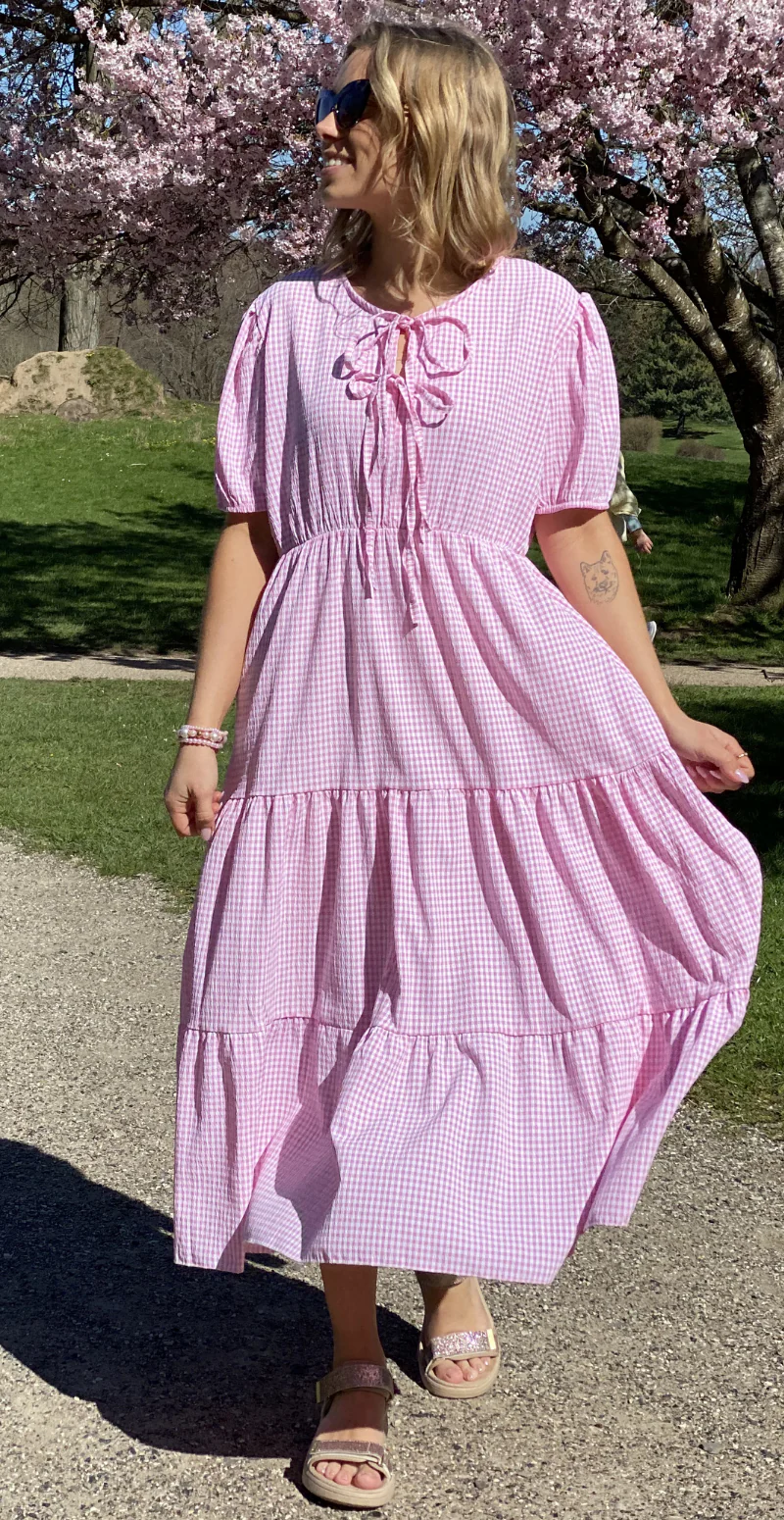 Karla småternet lang kjole med peplum og bindebånd rosa LikeLondon - Image 3