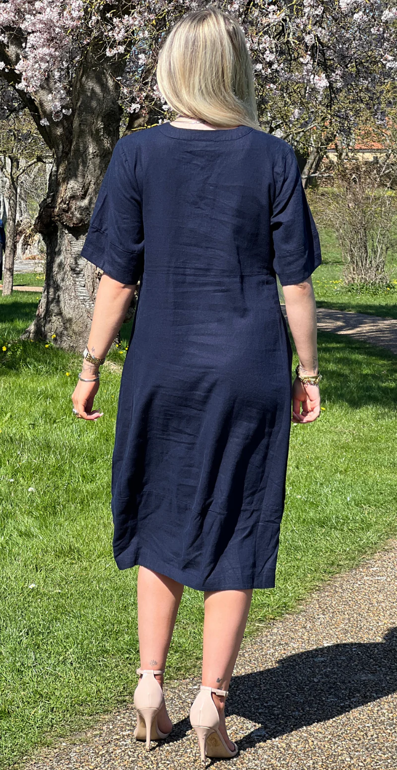 Lava hørkjole med lommer og knapstolpe navy blazer Freequent - Image 3