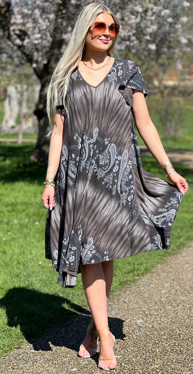 Leonora kortærmet kjole med paisley print coffee LikeLondon