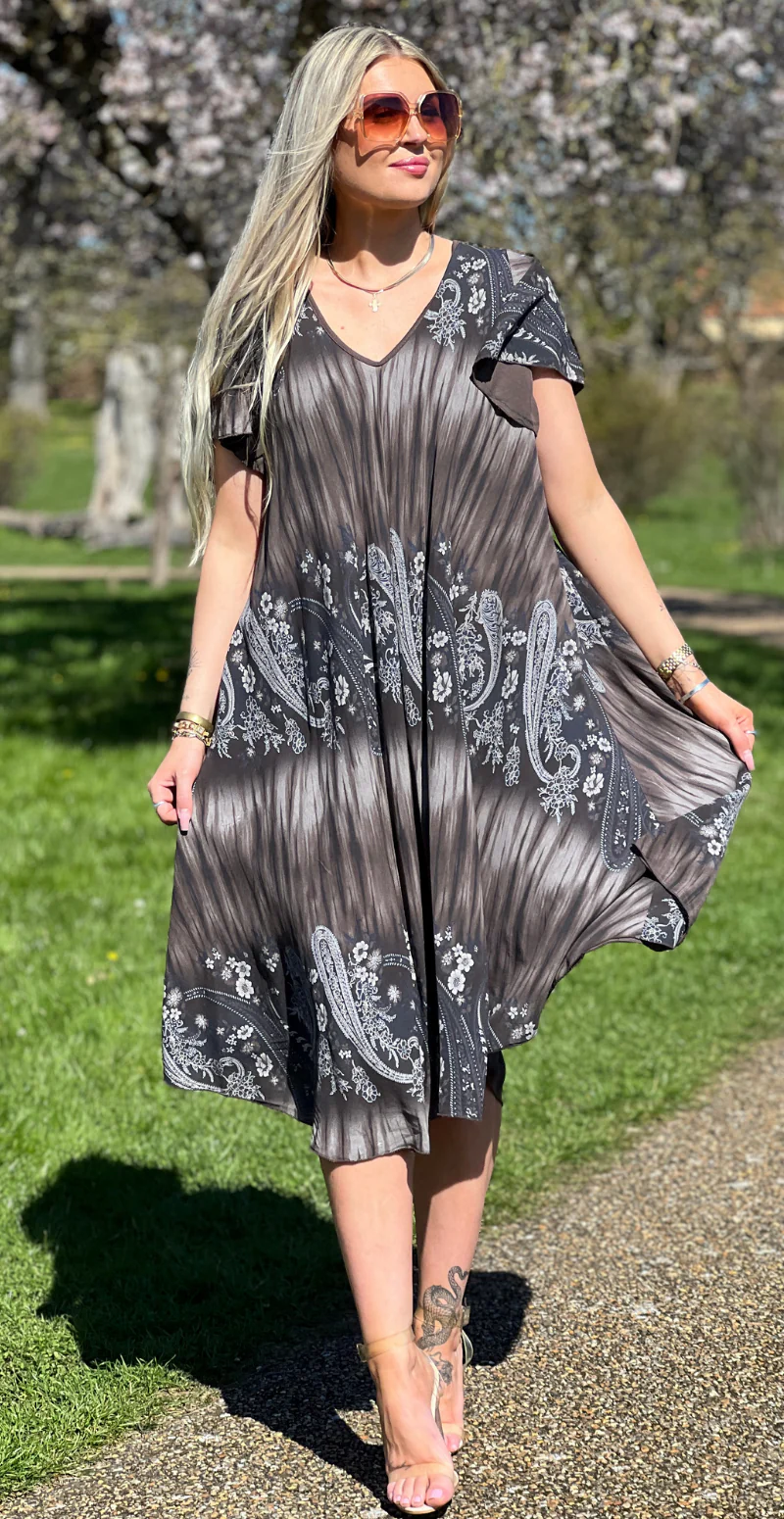 Leonora kortærmet kjole med paisley print coffee LikeLondon - Image 3