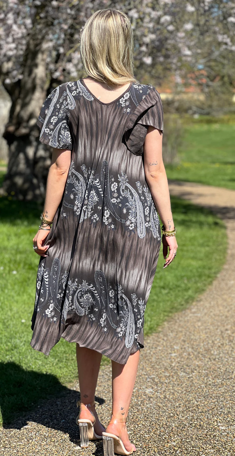 Leonora kortærmet kjole med paisley print coffee LikeLondon - Image 5