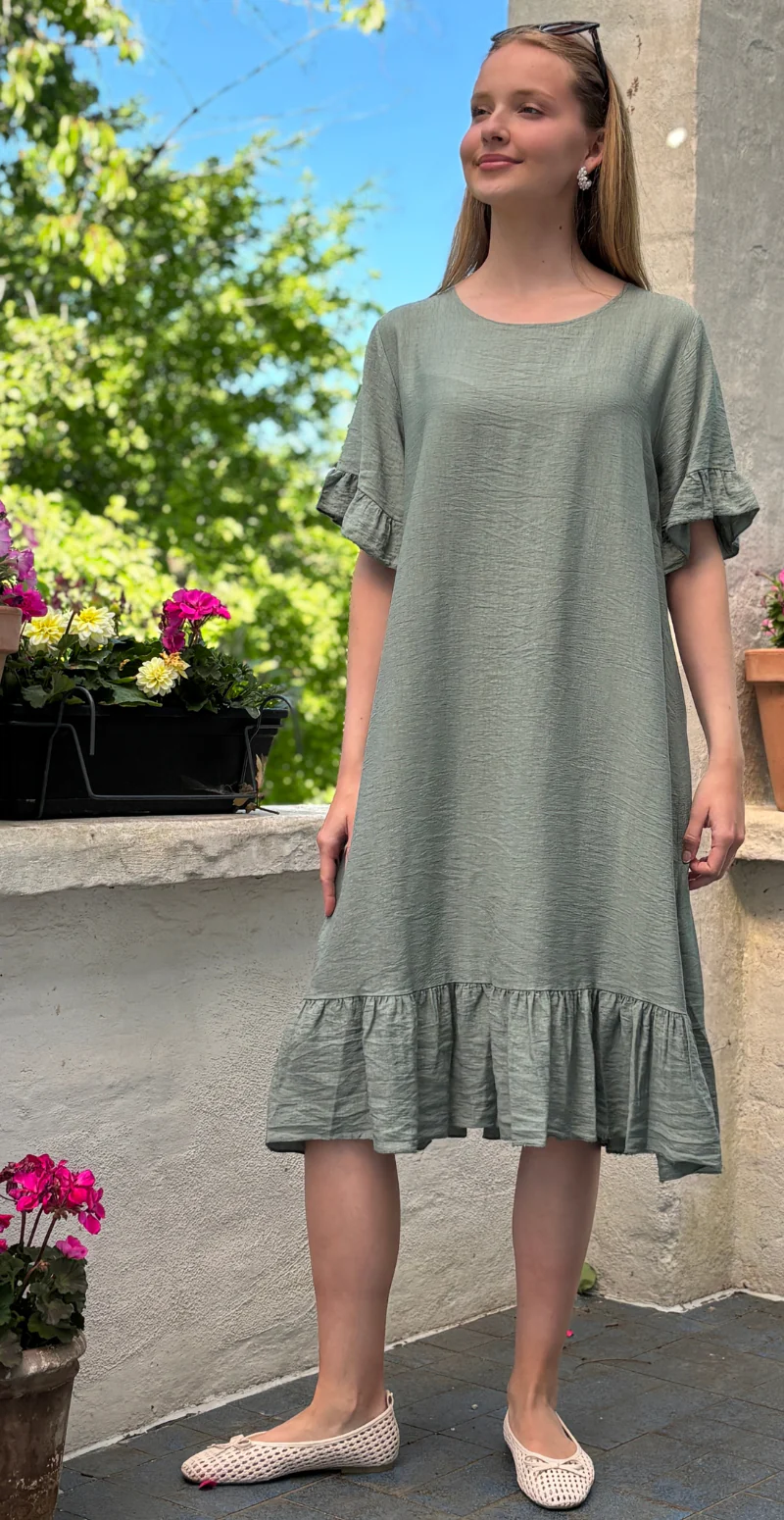 Lilly kjole med korte flæseærmer og peplumeffekt khaki LikeLondon - Image 2