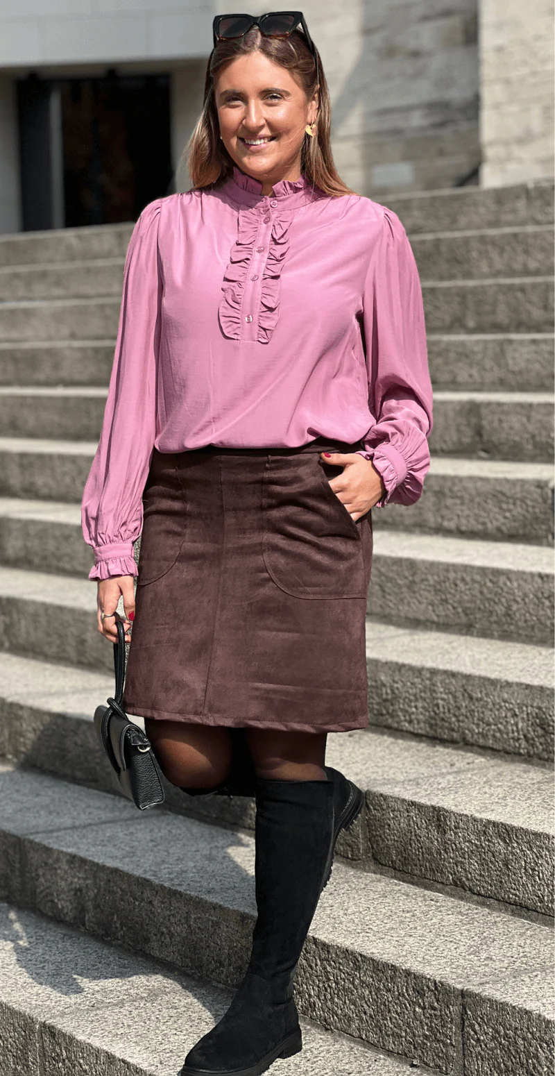 Lucinda kort nederdel i ruskindslook med lommer brun LikeLondon - Image 5