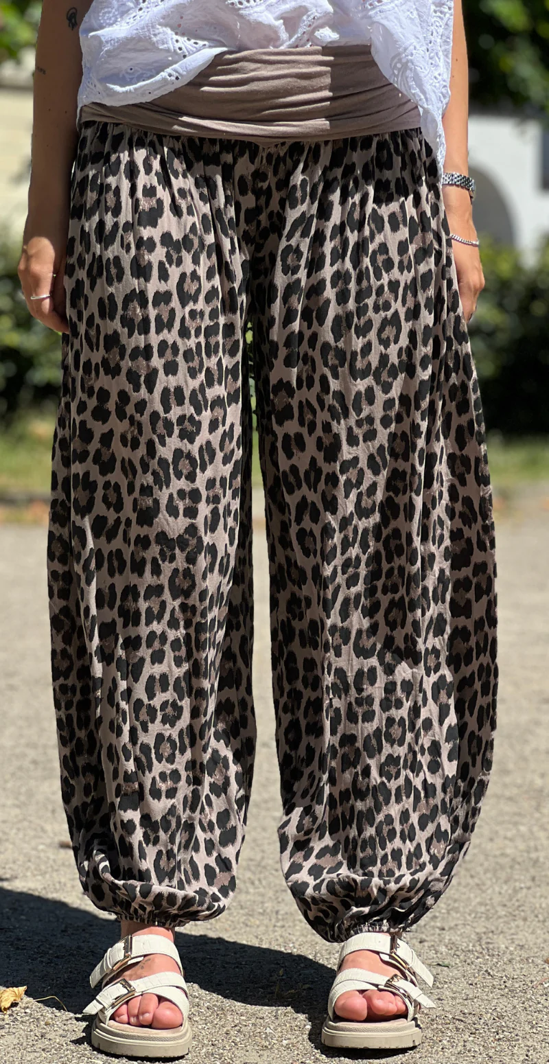 Mara bukser med leopardprint og elastikstykke ved taljen leopard LikeLondon - Image 2