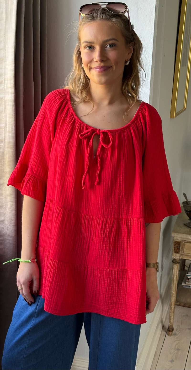 Marilyn bluse med bred halsudskæring og bindebånd rød LikeLondon - Image 3