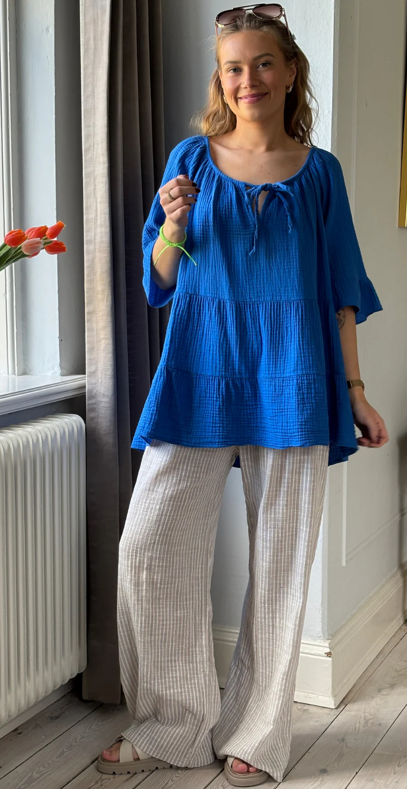 Marilyn bluse med bred halsudskæring og bindebånd royal blue LikeLondon - Image 2