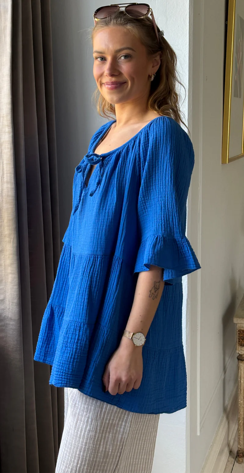 Marilyn bluse med bred halsudskæring og bindebånd royal blue LikeLondon - Image 4