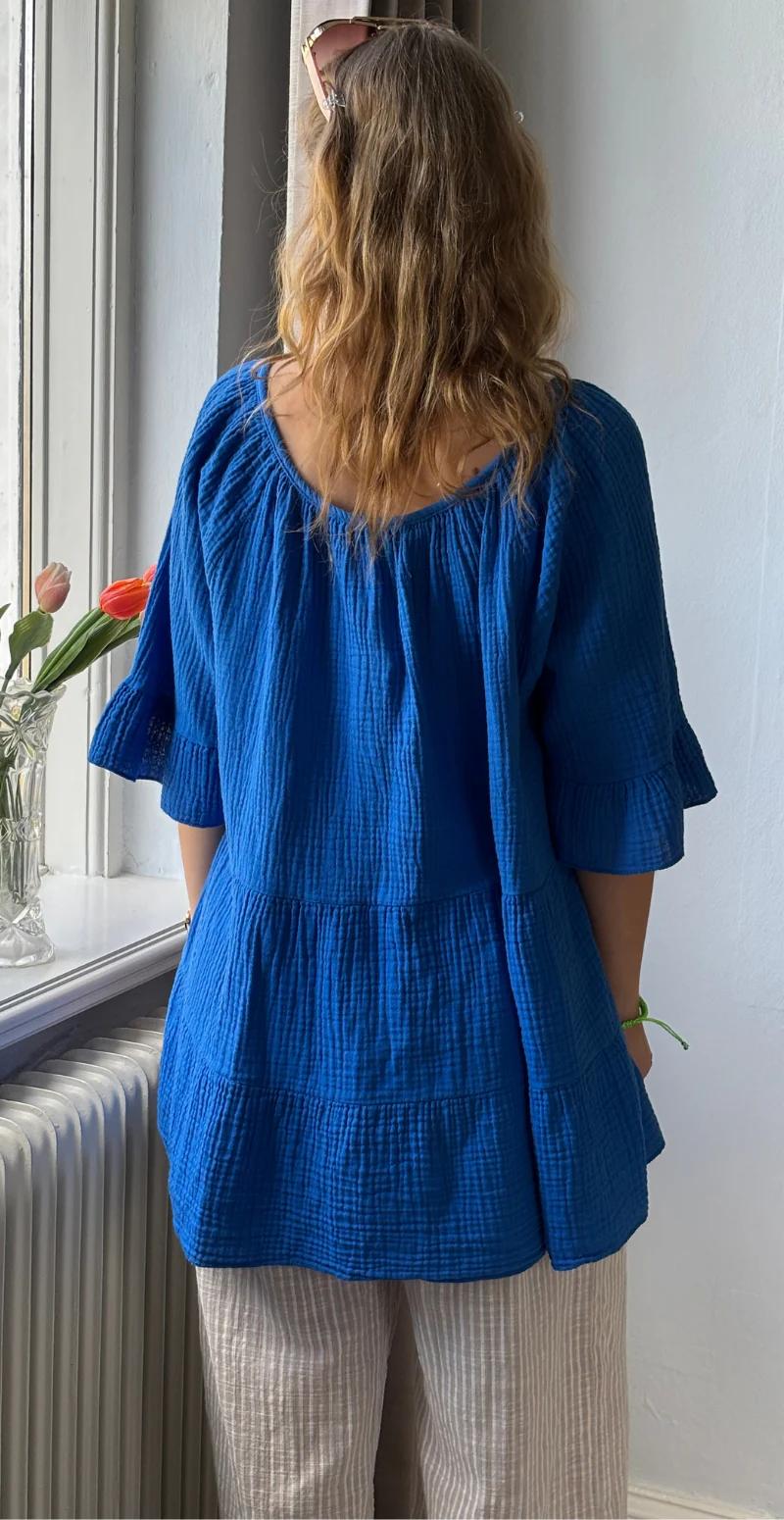 Marilyn bluse med bred halsudskæring og bindebånd royal blue LikeLondon - Image 5