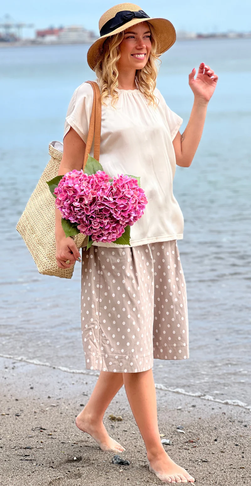Marion bluse i silk-look beige LikeLondon - Image 3