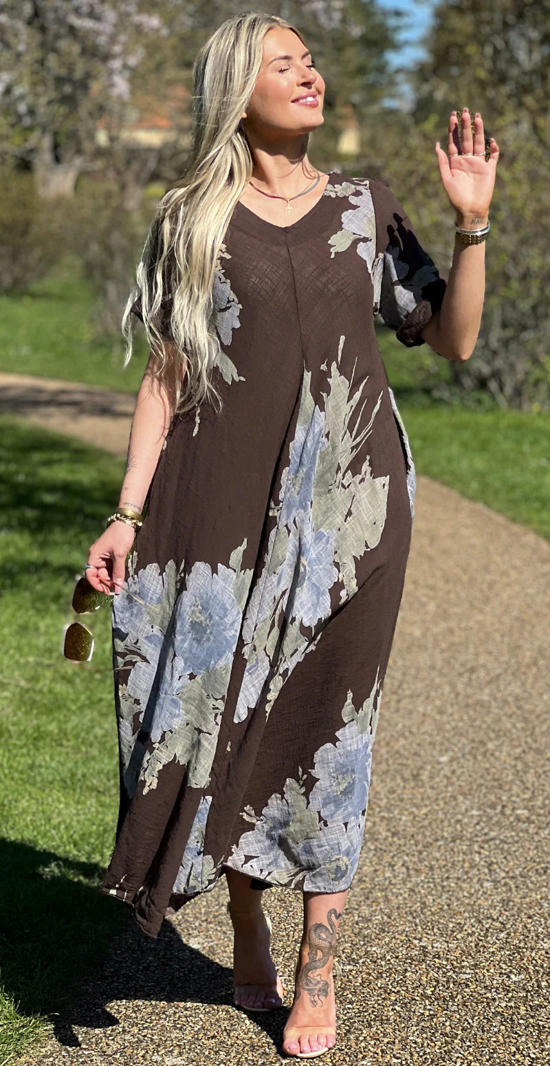 Meri lang kjole med blomsterprint og lommer brun LikeLondon - Image 2